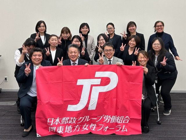 【3月4日(火)】

ＪＰ労組関東地方女性フォーラムの皆さんが
国会見学にお越しになりました。
今日の衆議院予算委員会は、
石破首相と全閣僚が出席の
締めくくり質疑が行われました。
予算案は予算委員会で質疑、採決の後
衆議院本会議で可決されました。
いよいよ明日から参議院で質疑が行われます。
女性フォーラムの皆さんには、
予算委員会と総務委員会を傍聴していただき、
国会での真剣な議論の様子を
肌で感じていただけたことと思います。
国政報告では、今、議論になっている
高額療養費について説明をさせて頂き、
立憲民主党としては「高額療養費制度の
負担上限引き上げの凍結」を
これからしっかり要求して行きたいと、
話をさせて頂きました。

#小沢まさひと
#参議院議員 
#立憲民主党 
#jp労組 
#国会見学