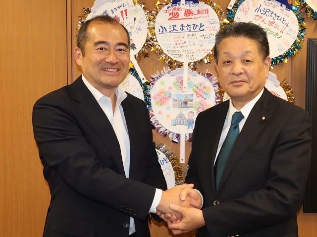 【5月8日(木)】
 
航空連合の皆さまより推薦をいただきました。
感謝申し上げます。
内藤会長との対談の中で、コロナ禍を明けて以降、
訪日需要が急増しており、航空関連産業に携わる方々の
日々の苦労を伺いました。
現場の声を聞き、日本の空、
産業全体の成長・発展につながる政策実現のため
しっかり取り組んで参ります。

#小沢まさひと 
#参議院議員 
#立憲民主党 
#jp労組 
#航空連合 
#羽田空港 
#日本の空