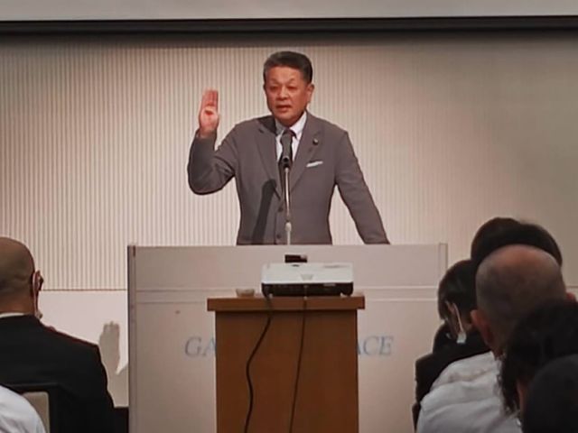 【5月11日(日)】

ブロック別大規模集会２日目。
今日は東海・北陸・近畿ブロックの
「郵政事業の未来を考える集会」に参加をさせて頂き、
国政報告をさせて頂きました。

国政の場から郵政グループの持続性について、
しっかり取り組んで参ります。
頑張って参ります。
引き続き、ご支援をお願い致します。
よろしくお願い致します。

大阪会場　スゴい熱気！
若い方々のパワーを頂きました。

#小沢まさひと 
#参議院議員 
#立憲民主党 
#jp労組 
#日本郵政グループ 
#jp労組東海地方本部 
#jp労組北陸地方本部 
#jp労組近畿地方本部 
#大阪