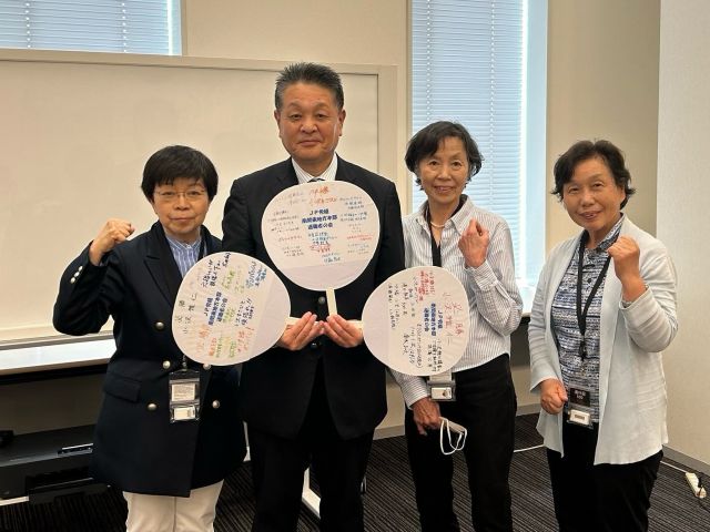 【5月14日（水）】
 
私の出身地本であるＪＰ労組南関東地方本部退職者の会42名の先輩の皆さんが、国会見学にお越しくださいました。
午前中は参議院本会議を傍聴していただき、昼食後に記念撮影をしば慎一議員と、そして国政報告、国会見学を行いました。
国政報告では、年金を中心に社会保障制度、日本郵政グループの課題についてお話しさせていただきました。
報告の最後には、皆さんの激励メッセージが添えられたうちわを頂きました。感謝申し上げます。
本日は、先輩方の元気なお姿を拝見でき、大変嬉しく思いました。
引き続きご支援をよろしくお願いいたします。

#小沢まさひと 
#参議院議員 
#立憲民主党 
#jp労組 
#jp労組南関東地方本部 
#神奈川 #山梨