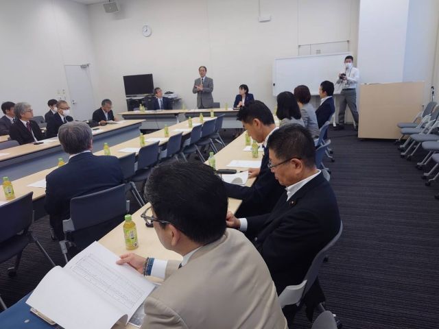 【5月16日(金)】

政府関係法人政策議員懇談会に参加をさせていただききました。
昨年の衆議院選挙後新加入の先生方の紹介が行われ、その後政労連田村委員長よりあいさつと政労連の取り組みと課題についての説明をいただききました。
様々な業種や規模の異なる法人が政労連には加入しておりますが、しっかり維持・発展に向け懇談会の一員として取り組んで参ります。
引き続き、よろしくお願い致します。

#小沢まさひと 
#参議院議員 
#立憲民主党 
#jp労組 
#政労連