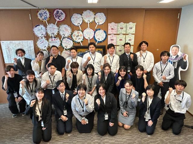 【5月16日(金)】
 
ＪＰ労組東京多摩東・多摩西連協のユースネットワーク・女性フォーラム26名の皆さんが国会見学にお越しになりました。
午前中は参議院本会議を傍聴し、その後小沢事務所を訪問。これまで国会見学に参加の皆さんからいただきました「応援メッセージ」の色紙やうちわを背景に記念撮影を行いました。
午後からは、しば慎一議員と共に国政報告を行い、連協の旗を持ち全員でガッツポーズで記念撮影。最後に国会見学も行い、かなりハードな日程でした。
国政報告では、日本は急激な少子高齢化社会、年金問題をはじめ社会保障制度改革、日本郵政の日本郵便への成長投資についてお話しいたしました。

昨年1月から始まりました「ユースネットワーク・女性フォーラムの国会見学」も、本日最終回を迎えました。これまで多くのユースネットワーク・女性フォーラムの方々に国会見学に参加いただきました。
事務所の壁一杯に小沢頑張れ！の応援メッセージをいただきました。本当にありがとうございました。
これからもより良い社会づくりと郵政グループの発展のため、一生懸命頑張って参ります。
応援をよろしくお願い致します。

#小沢まさひと 
#しば慎一 
#参議院議員 
#立憲民主党 
#jp労組 
#jp労組ユースネットワーク 
#jp労組女性フォーラム 
#jp労組東京地方本部 
#東京 #多摩