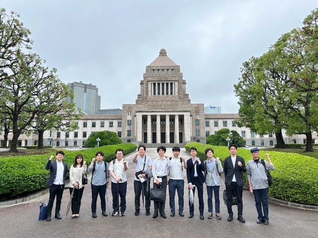 【5月17日（土）】
 
ＪＰ労組東京／本社支部の皆さんが国会見学にお越しになりました。
国会見学は、あいにくの雨の中でのスタートとなりましたが、議事堂正面での記念撮影の際には雨が止み、傘を差すことなく記念撮影を行うことができました。
その後、小沢事務所を訪問、国政報告、記念撮影を行いました。
社会保障制度における支える側の減少と支えられる側の増加というバランスの問題、2040年には就職氷河期世代が年金受給者となることの対応、政治に無関心であっても無関係ではいられないというお話をいたしました。
また日本郵政グループに関しては、ユニバーサルサービスや郵便局ネットワークの維持、そして郵政民営化法等改正についてお話しさせていただきました。
本日の内容が、職場での話題や今後の取り組みに役立てば幸いです。
最後には、応援メッセージ入りうちわの作成ありがとうございました。
雨の中、お越しいただき感謝申し上げます。引き続きよろしくお願いいたします。

#小沢まさひと 
#参議院議員 
#立憲民主党 
#jp労組 
#国会見学 
#東京 
#ユニバーサルサービス