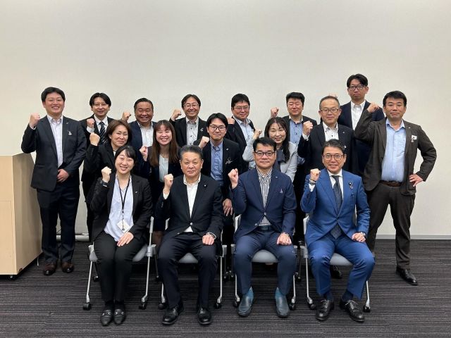 【5月19日（月）】
 
ＪＰ労組東海地方本部執行委員の皆さんが国会見学にお越しになりました。
午前中は、小沢事務所訪問、石破総理やしば愼一議員が出席した参議院予算委員会集中審議を傍聴、そして国会見学。
昼食後には、しば愼一議員と共に記念撮影、国政報告を行いました。
国政報告では、増加するおひとりさま世帯に伴う孤独死・孤立死対策のお話しや、日本郵政による日本郵便への増資に関する質問にお答えしました。
最後には、激励メッセージ入りのうちわを作成いただき、ありがとうございました。
引き続き皆さんのご支援をよろしくお願いいたします。

#小沢まさひと
#参議院議員 
#立憲民主党 
#jp労組 
#jp労組東海地方本部 
#国会見学 
#参議院予算委員会 
#しば慎一