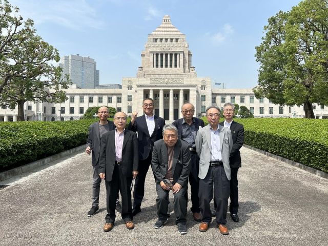 【5月21日(水)】
 
ＪＰ労組東北地方本部の退職者の会の先輩方、各連協の皆さんが国会見学にお越しになりました。
しば愼一議員と共に記念撮影と挨拶をさせていただきました。
会合の中で「私はコメを買ったことはありません」と発言し、今朝農林水産大臣を辞任した江藤大臣の話をはじめ、2か月近く遅れて審議が始まった年金制度改正法案、日本郵政の日本郵便に対する成長投資についてお話しました。
その後、議事堂正面で記念撮影や参議院本会議傍聴を行いました。

#小沢まさひと 
#参議院議員 
#立憲民主党 
#jp労組 
#国会見学 
#jp労組東北地方本部 
#しば慎一