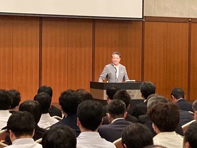 【5月24日(土)】

ＪＰ労組郵政事業の未来を考える集会、九州ブロック（中国・四国・九州・沖縄）に参加しました。
先週の東京ブロック集会同様に福岡も雨の中での集会となってしまいました。悪天候の中、福岡にお集まり頂き有難うございました。

集会では中央本部あいさつ、中央本部提起があり、その後国政報告を行わせて頂きました。
日本郵政グループの持続性確保のため、日本郵政グループの未来に向けてしっかり国政の場からしば愼一議員はじめ組織内議員の奥野議員、西川議員、小西議員と共に頑張って参ります。
元気に頑張って参ります。
引続き、絶大なるご支援をお願い致します。

#小沢まさひと 
#参議院議員 
#立憲民主党 
#jp労組 
#日本郵政グループ