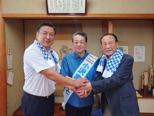 【7月13日(日)】参院選11日目！関東地本！

日本一暑い熊谷！

「ＪＰ労組埼玉連協　個人演説会　熊谷会場①」

ＪＰ労組組織内議員 田並埼玉県議会議員、田並県議のお父さま、森田としかず衆議院議員も会場に駆けつけて頂きました。
田並県議のお父さまは郵便局の先輩であり、議員としても先輩です。田並節でごあいさつを頂きました。

私からは、「農家の皆さんが自信と誇りを持って、次世代にバトンタッチできるよう安定経営できるようにしていきたい。」「年金、将来基礎年金30%カットという案を出してきた。立憲は30%アップの案を出した。今後は、制度設計、財源の問題などしっかりやっていきたい。」「石破内閣は投票日を三連休の真ん中にぶつけてきた。なぜかというと、投票率を上げたくないから、自民党が負けるから。ぜひとも期日前投票をお願いしたい。」と訴えました。

集会終了後は、握手を交わしお見送りさせていただきました。

#小沢まさひと 
#参議院選挙2025 
#全国比例 #立憲民主党 
#食料品消費税ゼロ 
#jp労組 #郵便局 
#熊谷市 #日本一暑い街 
#2枚目は小沢まさひと