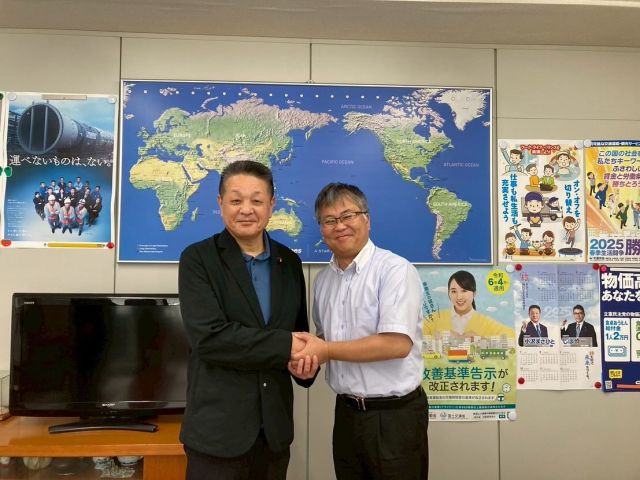 【7月18日(金)】参院選16日目！東北地本！

運輸労連宮城県連合会 齋藤執行委員長にお会いし、ご支援への感謝、選挙情勢、点呼問題のお詫び、そして再選への決意を申し上げました。

#小沢まさひと 
#運輸労連 
#参議院選挙2025 #参議院選挙 
#全国比例 #立憲民主党 
#食料品消費税ゼロ 
#jp労組 #郵便局 
#東北 #宮城 #仙台 
#2枚目は小沢まさひと