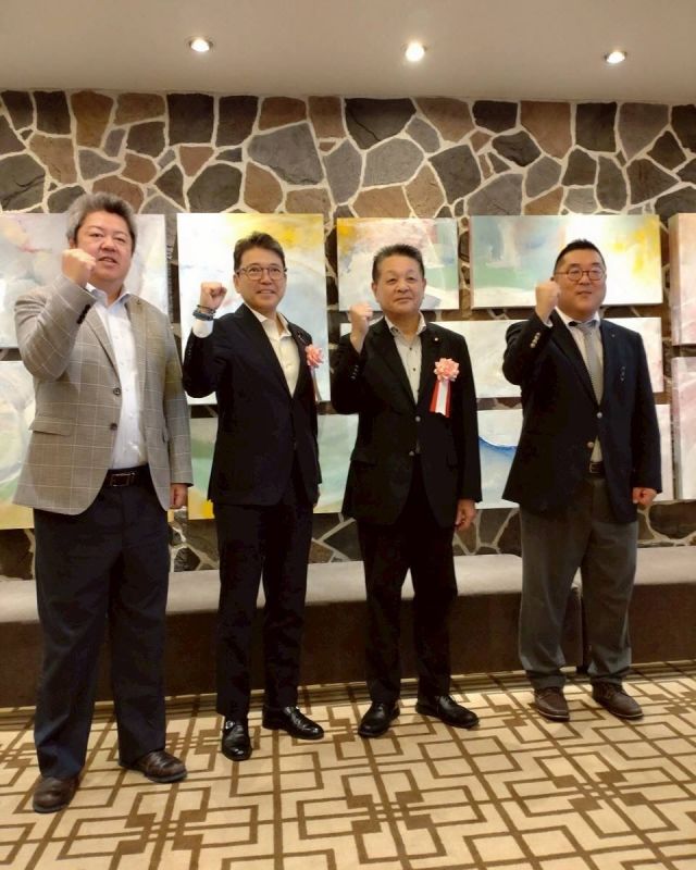 【7月24日(木)】
 
ＪＰ労組信越地方本部第１８回定期大会にて、杉尾秀哉参議院議員、ＪＰ労組組織内議員 柴愼一参議院議員とともに、あいさつをさせていただきました。
参議院議員選挙において、信越地本の組合員、ご家族の皆さま、退職者の会の先輩方から力強いご支援を賜り、２期目の当選を果たすことが出来ました。初心を忘れず、今後も日本郵政グループの抱える課題解決に向けて取り組んで参ります。
引き続きご支援をよろしくお願いいたします。
頑張って参ります！

#小沢まさひと 
#杉尾ひでや #しば慎一 
#立憲民主党 #参議院議員 
#jp労組