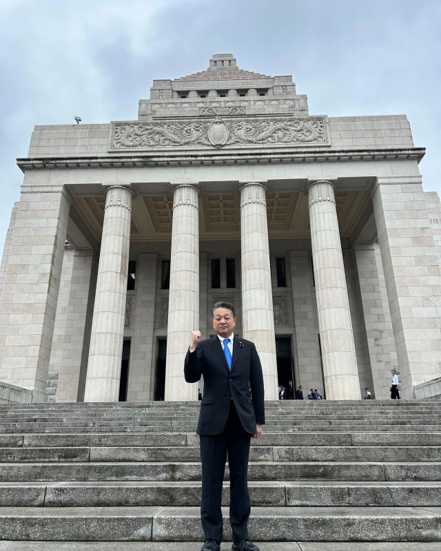 【8月1日(金)】

6年前の8月1日 緊張の中、国会議事堂正面から初登院をした事を思い出しながら、議事堂正面で写真撮影をしました。
7月29日から2期目の任期がはじまりました。皆さまからお預かりしました大切な議席です。
6年間精一杯頑張って参ります。
引き続き、よろしくお願い致します。