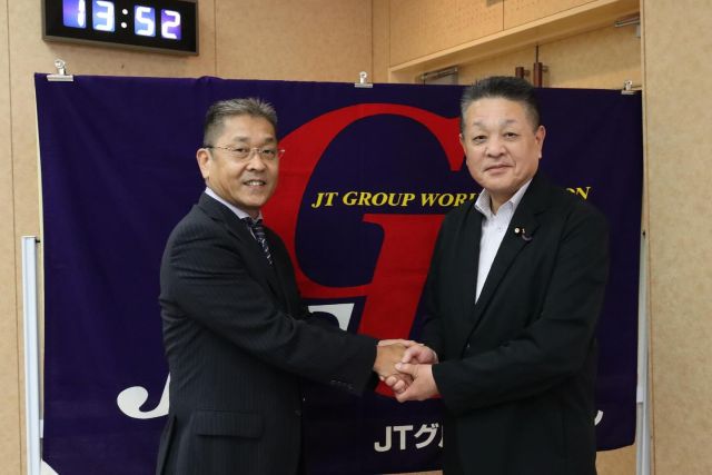 【9月12日(金)】
 
ＪＴグループユニオン第26回定期大会にて、ごあいさつの機会をいただきました。
冒頭、先の参議院選挙ではご支援を賜り、2期目の当選を吉川さおり議員とともに勝ち取ることが出来ました。改めて御礼申し上げました。
昨日開催された立憲民主党両院議員総会において、新執行部体制がスタートしました。党の再生を行い、多くの有権者や国民の皆さまに信頼され、立憲民主党に託したいという気持ちになっていただける様に全力を尽くして参ります。
また、少子高齢化問題やたばこ産業の課題（喫煙場所の確保など）について、しっかりと取り組んで参りますので、ＪＴグループユニオンの皆さま、引き続きよろしくお願いいたします。

#小沢まさひと 
#立憲民主党 
#参議院議員 
#jp労組 
#jtグループユニオン
#全日本たばこ産業労働組合