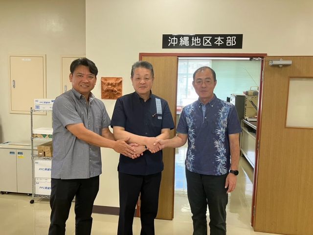 【9月18日(木)】
 
全駐労沖縄地区本部をＪＰ労組沖縄地本 我如古委員長と訪問。
平安名委員長、喜友名書記長に先の参議院選挙におけるご支援への御礼を申し上げました。
皆さまのお支えで勝ち取った大切な議席です。駐労議連の一員として、基地で働く方々を取り巻く環境が厳しさを増す中で、雇用確保対策や職場環境の改善など、課題の解決にしっかり取り組んで参ります。
引き続きよろしくお願いいたします。

#小沢まさひと 
#参議院議員 
#立憲民主党 
#jp労組 
#全駐労 
#沖縄