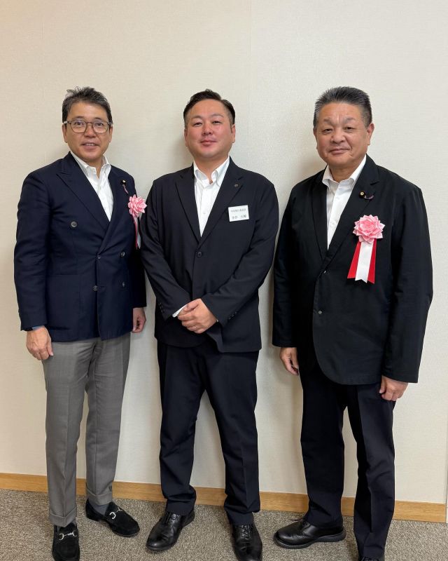 【9月19日(金)】
 
トナミ運輸労働組合第80回定期大会が富山県高岡市で開催され、柴愼一議員とともに出席させていただきました。あいさつの冒頭、「先の参議院選挙では、お力を賜り大切な議席を勝ち取ることが出来ました。ありがとうございました。」とご支援に対して御礼を申し上げました。
トラック運輸産業は、国民生活にとり必要不可欠な社会インフラです。働き方改革に追われる中で、ドライバーの皆さまが安心して働ける職場環境づくりや労働条件の改善にしっかり取り組んで参ります。
引き続きよろしくお願いいたします。

#小沢まさひと 
#参議院議員 
#立憲民主党 
#jp労組 
#しば慎一 
#トナミ運輸労働組合 
#富山県