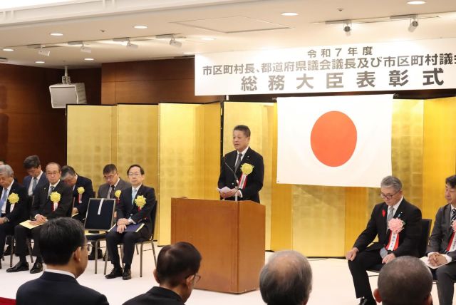 【10月3日(金)】
 
令和7年度　市区町村長、都道府県議会議長及び市区町村議会議長 総務大臣表彰式に出席し、地域社会において永年にわたり地方自治の発展と住民福祉の向上のため尽力されてこられた皆さまに、参議院総務委員会を代表して祝辞を述べさせていただきました。
激しく変化する社会情勢の中にあって、地域の実情に寄り添いながら議会の場において、公正かつ的確な判断を積み重ねてこられたご尽力は多大であります。皆さまのこれまでの功績にあらためて深く敬意を表しますとともに、今後の地方自治の更なる発展に向けて、変わらぬご指導とご支援を賜りますようお願い申し上げます。
本日は、誠におめでとうございました。

#小沢まさひと 
#参議院議員 
#立憲民主党 
#jp労組 
#総務大臣表彰 
#総務委員会 
#全国町村会館 
#地方自治