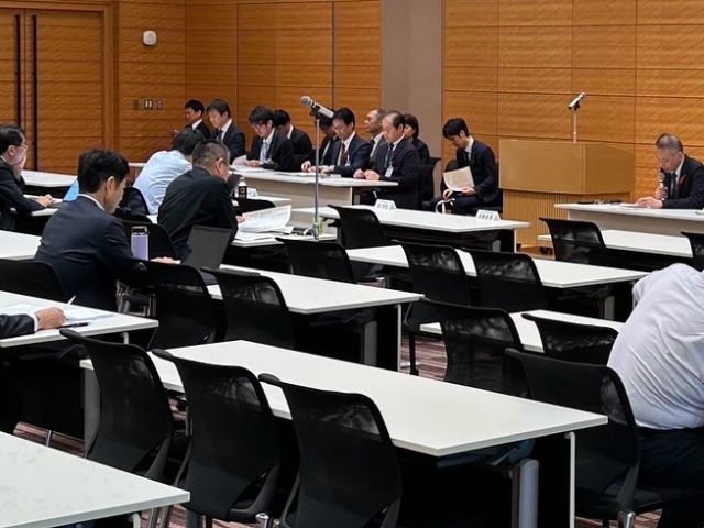 【10月9日(木)】
 
立憲民主党「衆参国会対策委員会・政務調査会合同 令和8年度予算概算要求ヒアリング」が本日午後から開催されました。
財務省が取りまとめた令和8（2026）年度政府予算の概算要求総額は、122兆4,454億円となり、3年連続で過去最大を更新。今回は、物価高対策などとして各省庁の要求額は本年度予算から最第20％上積みされ、初の120兆円台。
これまでは、省庁と与党の協議だけで事実上決めていた従来の予算編成。今後は、野党も責任を持って議論に加わる様に変えていきたい。しっかり取り組んで参ります。

#小沢まさひと 
#参議院議員 
#立憲民主党 
#jp労組 
#国対 #政調 
#予算概算要求