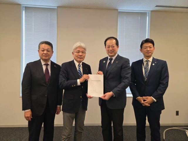 【11月10日(月)】

中核市市長会松山市　野志克仁市長と旭川市　今津寛介市長より「広域連携による地域経営にかかる提言」を逢坂誠二衆議院議員と共に提言書を受け取りました。

総務部門会議で①全国郵便局長会②NTT株式会社③全日本自治団体労働組合より税制改正要望ヒアリングに参加しました。

#小沢まさひと 
#参議院議員 
#立憲民主党 
#jp労組 
#中核市 
#松山市 #旭川市