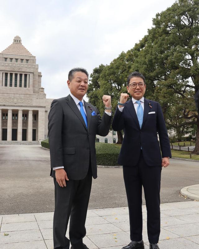 【11月18日(火)】

国会議事堂前で、柴愼一参議院議員と写真撮影を行いました。
お互いに力を合わせ、現場で働く皆さんの声、生活者の皆さんの声を、この国会からしっかりと届けていくという決意を込めてガッツポーズ！
新しいポスターの発送は、来月中旬を予定しています。
出来上がりを楽しみにお待ちいただけると嬉しいです！

#小沢まさひと 
#立憲民主党 
#参議院議員 
#jp労組 
#しば慎一 
#国会 #永田町