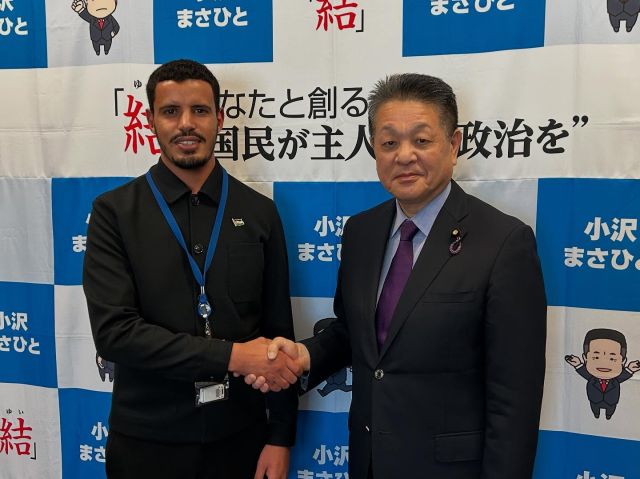 【11月19日(水)】

《ターレブ・アリー・サーレムさん・西サハラ全国キャラバン》
「アフリカ最後の植民地」とも称される、旧スペインの植民地だった西サハラ（サハラーウィ）活動家のターレブ・アリー・サーレムさんが議員会館を訪ねてくれました。
西サハラが自決権をもつことは国連決議で確認されており、現在40か国以上から国家承認を受け、アフリカ連合の正式加盟国にもなっています。しかしモロッコによる実効支配が（占領）が50年続いています。
西サハラは天然資源（リン鉱石・石油・レアアース）が豊富で、豊かな漁場（まぐろ、たこ等）もあり、外国資本による開発が進んでいます。日本も例外ではありません。
西サハラの人たち（サハラーウィ）は民族自決件の行使と住民投票の実施を、夏は60度にもなるアルジェリアの難民キャンプ（17万人以上）でその日を長年待ち望んでいます。
サーレムさんは難民キャンプで生まれ、親と離されて、おばあさんに育てられ、現在は西サハラの自由と解放、平和のために世界中で活動しています。
今回は「西サハラ友の会」の呼びかけで、北海道・栃木・東京・愛知・京都・大阪・福岡の各地の大学や市民団体等で、全国キャラバンを行いました。
ヨーロッパでは関心を持たれていますが、わが国ではまだまだ知られていません。スーパー等で売られているタコは、モロッコ産ではなくほとんどが西サハラ産なのです。
占領地での人権侵害、資源略奪が行われている現実があります。

#小沢まさひと 
#参議院議員 
#立憲民主党 
#jp労組 
#西サハラ友の会