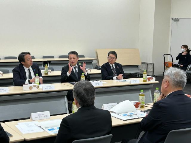 【11月13日(木)】
 
全印刷局労働組合顧問議員団会議に柴愼一議員と共に出席させていただきました。
安部中央執行委員長、国立印刷局 河村理事長にご挨拶をいただいた後、足立理事より「国立印刷局事業の現状とデジタル情報戦略について」ご説明をいただきました。
 
国立印刷局は明治時代から通貨制度の確立に貢献し、公共性の高い製品を提供しております。
社会のデジタル化が進む中で、今後の事業展開と方向性を現場で頑張っている職員の皆さまと共有することが大切です。
是非、「組織の未来ビジョン」を職員の皆さまに示していただき、仕事に対し自ら高め、夢や希望をもってもらうことが重要と考えます。

#小沢まさひと 
#参議院議員 
#立憲民主党 
#jp労組 
#しば慎一 
#全印刷 
#国立印刷局