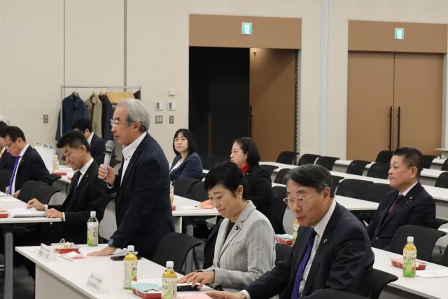 【11月20日(木)】
 
交運労協政策推進議員懇談会に出席させていただきました。
喫緊の課題である物価高対策、担い手不足対策、そして交通運輸・観光サービス産業で働く仲間の努力が報われる社会の実現に向けてしっかり取り組んで参ります。

#小沢まさひと 
#参議院議員 
#立憲民主党 
#jp労組 
#交運労協