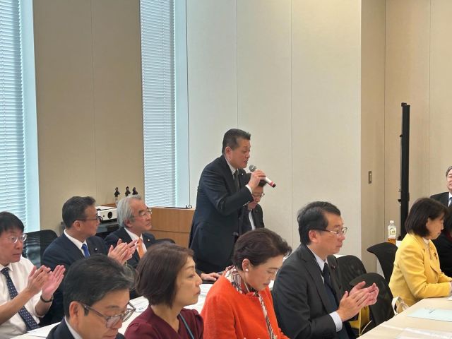 【12月8日（月）】
 
たばこ産業政策議員連盟総会に出席いたしました。
冒頭、大串博志会長よりごあいさつがあり、その後、新役員案が承認されました。
新事務局長に森本真治参議院議員が就任され、出席議員の紹介が行われました。
続いて、全日本たばこ産業労働組合　浦野健太郎中央執行委員長よりごあいさつをいただきました。
同組合より「たばこ産業を取り巻く状況等について」説明を受けました。防衛財源に係るたばこ税増税や地方たばこ税を活用した分煙環境の整備、健康増進法見直し等の現状について説明があり、質疑が行われました。
引き続き、全たばこの皆さまのご意見を大切に、吸う人も吸わない人も共存できる社会をめざして取り組んで参ります。

#小沢まさひと 
#参議院議員 
#立憲民主党 
#jp労組 
#たばこ産業政策議員連盟の総会に参加 
#全日本たばこ産業労働組合 
#全たばこ