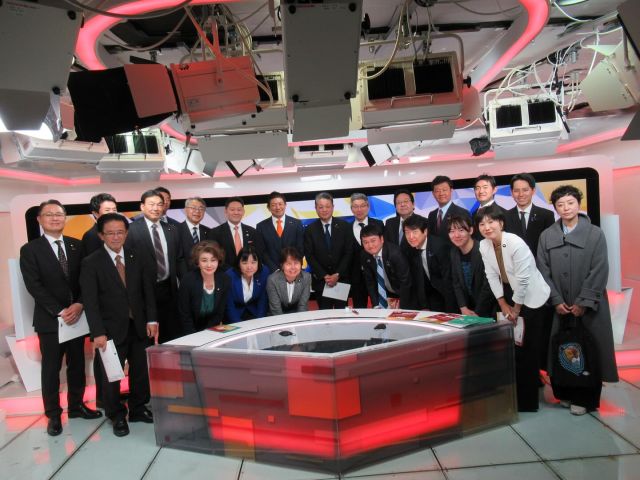 【11月27日(木)】

参議院総務委員会　委員の先生方と「NHK放送センター」の視察に行って来ました。
国際放送局ニューススタジオ、衛星中継車等を見学。その後、概要説明、意見交換をさせていただきました。
参加の先生方と国際放送局ニューススタジオで集合写真を撮りました。

#小沢まさひと 
#参議院議員 
#立憲民主党 
#jp労組 
#参議院総務委員会 
#nhk 
#nhk放送センター