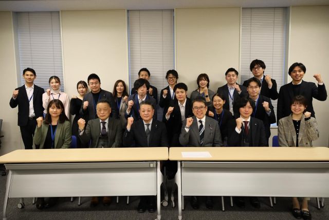 【11月28日(金)】
 
全日本たばこ産業労働組合「秋の政治学習セミナー」で講演をさせていただきました。
参議院選挙では、大変お世話になりました。大切な議席です。たばこ産業が抱える課題の改善・解消に向け、柴愼一議員と共に取り組みます。
「冷静に政治に向き合ってほしい」、「皆さんの一票で政治を変えられる」、「野党第１党（立憲民主党）が、与党に対してチェック機能を果たすことは、民主主義の健全な運営において極めて重要。しっかり責任を果たしていく」等、講演の中でお話をさせていただきました。
防衛増税の財源として、たばこ増税が検討されている問題について、立憲民主党は明確に反対です。たばこを取り巻く環境は厳しく、吸う人と吸わない人が共存できる社会の実現をめざし、しっかり取り組んで参ります。
引き続きご支援をよろしくお願いいたします。

#小沢まさひと 
#参議院議員 
#立憲民主党 
#jp労組 
#しば慎一 
#全たばこ