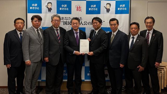 【12月3日(水)】
 
立憲民主党山梨県連　古屋雅夫幹事長をはじめ、山梨県議会の皆さまが「県民生活の安全・安心と地域の持続的発展を支える社会資本整備に必要かつ十分な予算の確保について」の要望活動のため、議員会館にお越しになりました。
（渡辺淳也議長、県議会の皆さまと写真撮影。）

#小沢まさひと 
#参議院議員 
#立憲民主党 
#jp労組 
#山梨県議会 #山梨 
#立憲民主党山梨県連