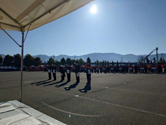 【1月4日(日)】

甲府市消防出初式に出席しました。
甲府市民の生命と財産を守るため、昼夜を問わずご尽力をいただいていることに感謝を申し上げました。
総務省消防庁を所管する総務委員会の委員として、消防職員、消防団の皆さまの処遇改善に取り組んで来ましたが、今後も全力で取り組む決意を申し上げました。

#小沢まさひと 
#参議院議員 
#立憲民主党 
#山梨県 
#甲府市 
#消防出初式