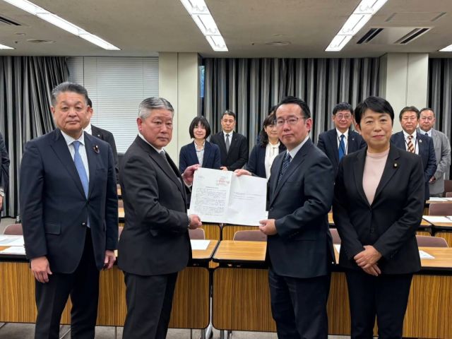 《3月17日（火）、交運労協政策推進議員懇談会・厚労省、国交省緊急要請》

労働時間規制の緩和に対する緊急要請を交運労協政策議員懇談会として厚生労働省と国土交通省に対して行いました。メンバーは私の他は辻元事務局長、岸参議院議員、鬼木参議院議員、牧山参議院議員でオール参議院議員でした。高市首相の指示により、労働時間規制の緩和が議論されており、2月の施政方針演説でも「裁量労働制」の見直しに触れました。健康を阻害しても稼げればよいともいえるもので、16日の予算員会の基本的質疑の中で、「過労死等を許すような時間外労働の上限時間数の引き下げや要件緩和は許されるものではない」と、高市首相に厳しく質したばかりだったので、タイムリーな要請となりました。

#小沢まさひと
#参議院議員
#jp労組
#立憲民主党
#交運労協