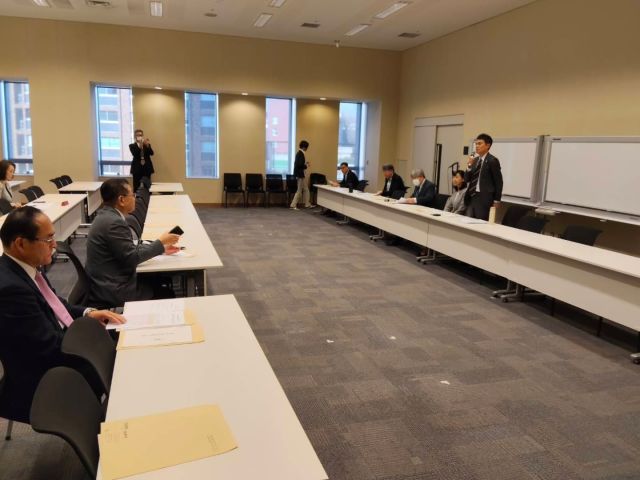 【3月24日】

森林環境政策議員懇談会総会に出席しました。国有林野事業職員の労働条件については、約60年にわたって、労使交渉により労働協約を締結し決定してきました。しかし、2013年、国有林野事業が一般会計へ移行したことに伴い、労働関係については、労組法上の労働組合から国公法上の職員団体とされ、協約締結権等の自律的労使関係制度が奪われています。このことから、「国家公務員制度改革基本法12条」に基づき自律的労使関係制度が措置されるまでの間、給与等の特例を定める「議員立法」の提出について、林野労組の中村委員長から要請されました。また、「森林・林業計画」の見直しについて、林野庁の林政部長より説明を聞き、質疑応答お行いました。

#小沢まさひと
#参議院議員
#jp労組
#立憲民主党
#林野労組