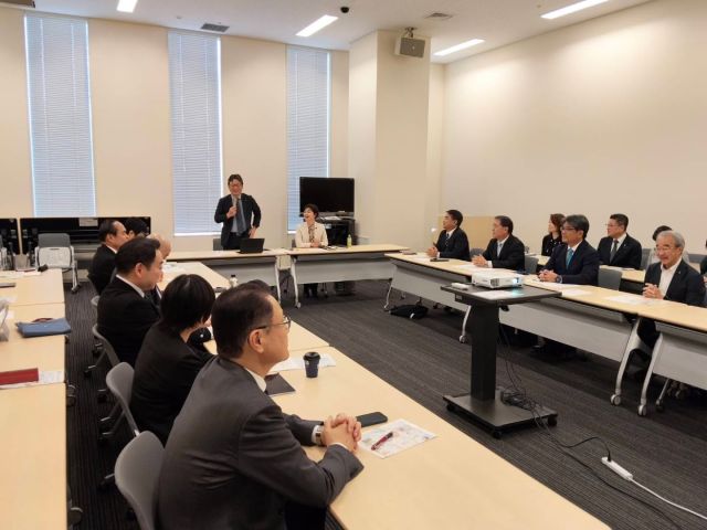 【4月9日（木）】

党沖縄協議会勉強会に出席しました。先の総選挙で、中道改革連合の候補者として沖縄2区と3区で戦い、惜敗した新垣邦男、屋良朝博両前衆議院議員、また4区の候補者だった砥石芳行元石垣市議から「普天間基地早期返還及び辺野古新基地建設中止について」報告を聞き、意見交換をしました。今秋の沖縄県知事選挙に向けて、基地問題をめぐる厳しい現状が共有されました。

#小沢まさひと
#参議院議員
#jp労組
#立憲民主党
#沖縄