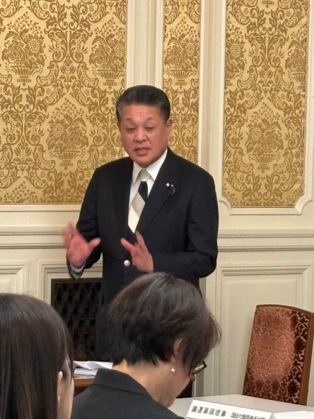 《3月23日（月）議員総会》
年度末が迫る中、やっと官房長官と参議院自民党が2026年度暫定予算編成作業に入る方針を明らかにしました。立憲民主党はR8年度予算の修正案を準備しています。本日の本会議は国家公務員等の国会同意人事のほか、所得税法等の改正案と地方税法・地方交付税法等の改正案に対する代表質問が行われる二階建てとなりました。所得税法等の代表質問は、柴愼一議員が高市総理と片山財務大臣に対して、地方税等の代表質問は私が林総務大臣に対して行うという、図らずもJP労組コンビで決意表明をしました。いよいよ参議院では、年度末に向けて日切れ法案に対する質問等処理が始まります。