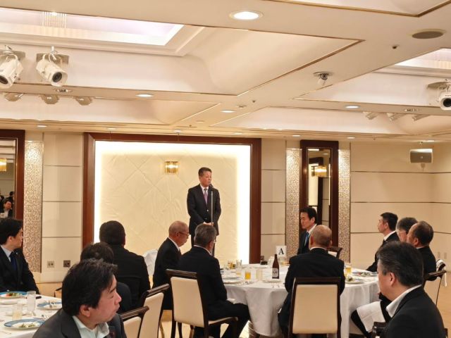 【4月10日（金）】

第17回ＪＰ労組地方組織内議員会議懇親会に出席、あいさつをさせていただきました。
来年春は4年に一度の統一地方選挙の年で改選を迎える方々も多くおります。小西議員、しば議員と共に「地方組織内議員」の皆さんを全力で応援して参ります。

#小沢まさひと
#参議院議員
#jp労組
#立憲民主党