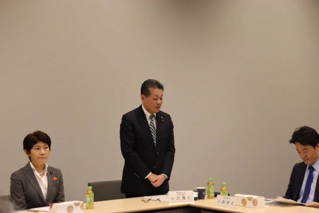 【4月16日（木）】

第29回JP労組政策議員フォーラムを開催、西村智奈美衆議院議員が会長、神谷裕衆議院議員が事務局長に就任が確認され、新たな役員体制になりました。安達正美中央執行委員長の挨拶のあと、山田裕行書記長から今国会で審議される郵便法改正案と郵便・物流事業の経営状況についての説明を聞きました。電子メールの普及など通信手段の多様化により、郵便物数は20年前の半数まで減少しており、厳しい経営状況にある郵政事業のあり方について、活発な意見交換が行われました。

#小沢まさひと
#参議院議員
#jp労組
#立憲民主党