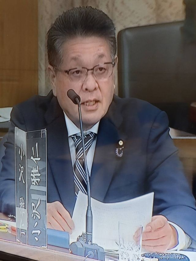 【4月15日（水）】

参議院憲法審査会が今国会で初めて開催されました。人口の少ない隣接2県を一つの選挙区とする「合区」制度と一票の格差について参考人質疑を実施し、私も質問をしました。合区問題と一票の格差に関する立憲民主党の見解を述べつつ、合区の対象県から参考人として来られた平井伸治鳥取県知事と徳島弁護士会合区問題PT座長の志摩恭臣弁護士に質疑しました。

#小沢まさひと
#参議院議員
#jp労組
#立憲民主党
#憲法審査会