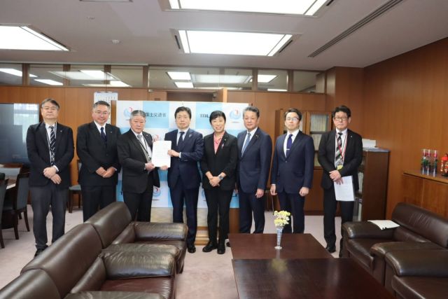 【4月13日（月）】

陸海空の交通運輸サービス産業で働く仲間の組織である交運労協は、毎年、国交省や総務省、厚労省等、関係する省庁に対して、政策・制度要求を提出し、後日、回答をいただき、意見交換をしています。本日、私が事務局長を務める交運労協政策推進議員懇談会の辻元清美会長と共に、交運労協の池之谷潤議長らと一緒に国交省、消費者庁、文科省、財務省、外務省、総務省、消防庁、警察庁、農水省、法務省、厚労省、経産省を訪れ、国交省の水嶋智事務次官、総務省の原邦彰事務次官らに政策・制度要求を提出しました。

#小沢まさひと
#参議院議員
#jp労組
#立憲民主党
#交運労協