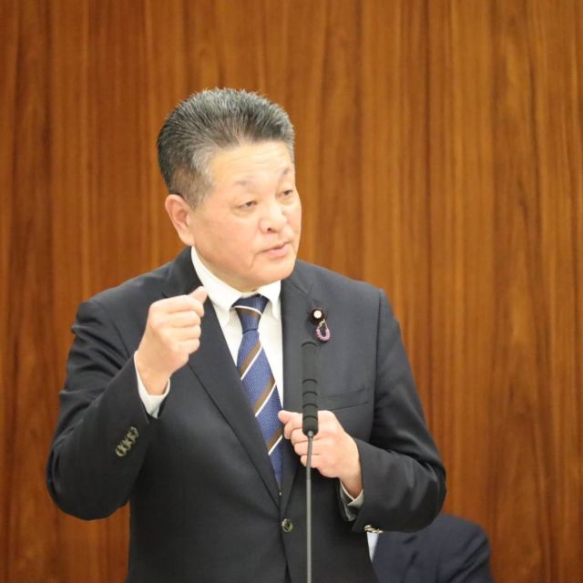 【4月21日（火） 参議院総務委員会】

一般質疑を30分行いました。はしご付消防自動車の耐用年数は20年で、5年間隔でオーバーホールが必要、さらにかかる費用は3～4000万円。自治体の大きな負担になっているので財政支援の制度創設を求めました。
次に公職選挙法における法定ビラの証紙貼付義務について問題点を指摘しました。衆院選では小選挙区と比例に重複立候補すると11万枚の証紙を、参議院の比例候補は25万枚の証紙をビラに貼る必要があり、とても大変な作業です。デジタル技術を使い、証紙を貼る制度の見直しについて林総務大臣に質問しました。

#小沢まさひと
#参議院議員
#jp労組
#立憲民主党
#消防