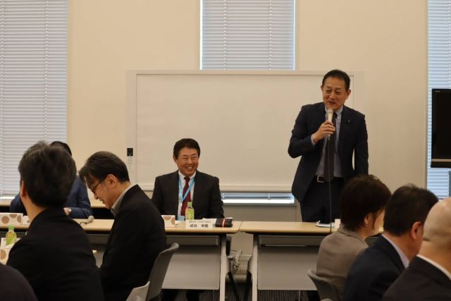 【4月24日（金）】

運輸労連政策推進議員懇談会に出席。会の冒頭、会長 斎藤嘉隆参議院議員、副会長 落合貴之衆議院議員が選出され、新たな役員体制を確認しました。成田幸隆運輸労連委員長よりご挨拶のあと、「労働法制の現状と課題」「物流に関わる法整備の現状」についての説明を聞き、意見交換をしました。

#小沢まさひと
#参議院議員
#jp労組
#立憲民主党
#運輸労連