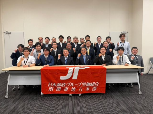 【4月22日（水）】

JP労組南関東地本の支部書記長の皆さんが国会見学に来られました。衆議院文科委員会、参議院憲法審査会を傍聴、しば議員と共に国政報告、意見交換も行いました。私が所属する参議院憲法審査会は、傍聴希望者が非常に多く入れ替え制となりましたが、短時間ながら全員傍聴することができました。憲法問題に関する関心の高さを実感してもらえたと思います。

#小沢まさひと
#参議院議員
#jp労組
#立憲民主党
#憲法審査会
