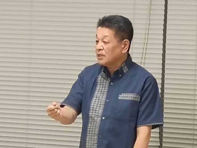 【4月27日（月）】

JP労組中央本部で開催された連合派遣役員との意見交換会で講演しました。今国会の総務委員会で審議される郵便法の改正、中道改革連合と立憲民主党、公明党との連携などについて話し、質疑応答を行いました。郵便法の改正は、現在は手紙など定形郵便物の料金上限は総務省令で定められていますが、これを総務大臣の認可制にするもので、日本郵便が主体的に料金を改定できるようになる内容で、私が初当選以来、取り組んできた課題です。

#小沢まさひと
#参議院議員
#jp労組
#立憲民主党
#連合