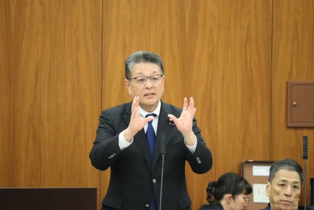 《5月8日(金)災害対策及び東日本大震災復興特別委員会で質疑》

災害復興特委で25分間、大臣所信質疑を行いました。
岩手県大槌町は、4月20日に発生した北海道・三陸沖地震に起因する津波警報による高台への避難と、22日に発生した大規模林野火災による沿岸や他の地域への避難という、同時発生した災害に対する難しい避難が求められました。R7年7月の中央防災会議決定の防災基本計画では複合災害を考慮するよう求めていますが、こうした災害に対する検証を内閣府で行い、計画の見直しをすべきではないかと赤間内閣府特命大臣に求めました。
続いて、富士山噴火(南海トラフ地震とも関連し)を想定し本年3月にスタートした「首都圏における広域降灰対策具体化協議会」の趣旨や協議内容、基本方針等の確認をしました。防災庁設置法案の審議が間もまく参議院で始まります。この問題は今後も継続して取り上げて行きます。

#小沢まさひと
#jp労組
#立憲民主党
#参議院災害復興特別委員会
#山梨県富士山
北海道・三陸沖地震