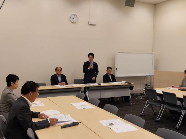 【５月19日（火）】

総選挙後、初会合となる党憲法調査会総会で司会を務めました。衆議院法制局が作成した「緊急事態条項イメージ案」が衆議院憲法審査会で議論されたことから、衆議院法制局に説明を求めたところ、衆院の自民筆頭幹事から出席を禁じられた「事件」が小西会長より報告されました。衆議院法制局が作成した資料であり、衆議院議員がいない立憲民主党に対する説明は適当でないとの理由ですが、参議院の緊急集会が主な論点になるのに何を言っているのかといった怒りの声が続出しました。国対委員長、幹事長とも相談し、厳しく対処することになりました。

#小沢まさひと
#参議院議員
#jp労組
#立憲民主党
#憲法