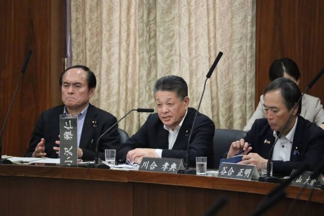 【6月10日（水）】

本日開催された参議院憲法審査会では、早稲田大学法学学術院/長谷部恭男教授と専修大学大学院法務研究科/只野雅人教授をお招きし、緊急集会を中心とした緊急事態対応について参考人質疑を行いました。
我が党からは、憲法調査会長の小西洋之議員が、「選挙困難事態」のような国に緊急の必要があるときは、70日を越えてでも参議院の緊急集会による対応が許容されるべきだとの立場から質疑を行いました。また、私は、憲法に自衛隊を書き込むことによって発生しうる問題点について両参考人に質問しました。

#小沢まさひと
#立憲民主党
#jp労組
#憲法審査会
#緊急事態条項
