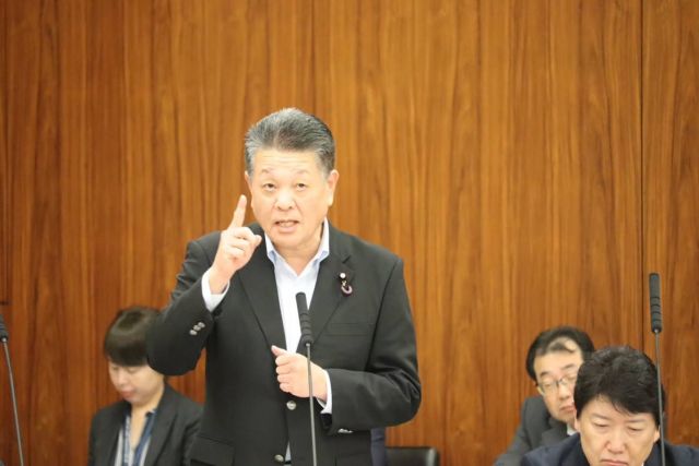 【6月11日（木）】

参議院総務委員会で「郵便法等の法律の一部を改正する法律案」について林総務大臣・小池信也日本郵政株式会社取締役に対し、直球で40分間質問を行いました。
2007年の郵政民営化から18年。日本郵便を取り巻く経営環境は大きく変化しました。郵便物数は2001年以降減少の一途をたどり、また地方を中心に郵便局の来客者数もピーク時の半減です。郵政民営化は国民にとって、利用者にとってそして働いている社員にとっても利益をもたらし、働く意欲につながっているのかを、しっかり検証と総括を行う必要があります。日本郵政グループ2026年３月期決算説明資料、日本郵政グループ労働組合作成資料（山間坂道や離島、豪雪地帯を懸命に配達する社員の写真）をもとに質問を行いました。

是非、参議院インターネット審議中継「総務委員会」をご覧下さい。

#小沢まさひと
#立憲民主党
#jp労組
#郵便法一部改正
#ユニバーサルサービス