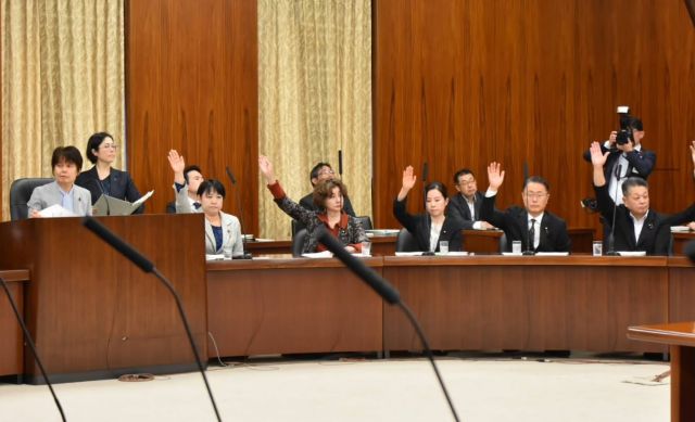 【6月18日（木）】

午前中の参議院総務委員会で議員立法「郵政民営化法改正」が全会一致で可決されました。
2007年の郵政民営化から18年。日本郵便を取り巻く経営環境は大きく変化しました。郵便物数は2001年以降減少の一途をたどり、また地方を中心に郵便局の来客者数もピーク時の半減し、このまま維持するのが困難になっています。過疎地域にとって郵便局は「最後の砦」であり、全国一律のユニバーサルサービスを守るため、地域住民の生活維持に不可欠で民間での実施が困難な地域貢献業務（行政手続きの代行など）を郵便局の本来業務とし、公的支援を導入することを柱とする法改正です。
我が党から岸まきこ議員が質問し、法案提出者として中道の田嶋要衆議院議員が答弁に立ちました。
先週は、郵便法の一部改正も成立しましたが、国民から信頼される郵政事業の再構築を目指して努力してまいります。

#小沢まさひと
#立憲民主党
#jp労組
#郵政民営化
#参議院総務委員会