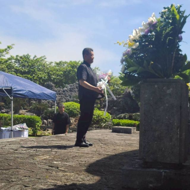 【6月23日（火）】

沖縄戦においてお亡くなりになった御霊を慰める日として「慰霊の日」と制定されております。
今年も糸満市平和記念公園で行われました「逓魂之塔慰霊祭」に参列しました。
先人の尊い犠牲とご功績に深く敬意を表し、心よりご冥福をお祈り、献花をさせていただきました。

#小沢まさひと
#沖縄
#立憲民主党
#jp労組
#逓魂之塔