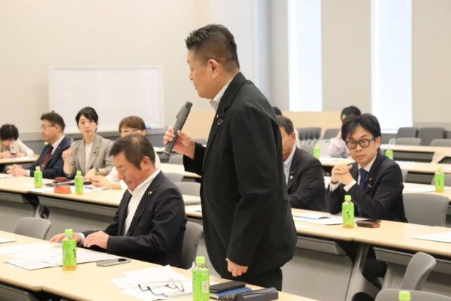【7月7日（火）】

本日は、たばこ産業政策議員連盟総会と立憲民主党税理士制度推進議員連盟総会に出席しました。
たばこ議連では、新会長に泉健太衆議院議員が就任し、全たばこ労組の浦野健太郎委員長からご挨拶をいただきました。その後、戸田副委員長からたばこを取り巻く状況について説明を聞き、意見交換を行いました。「たばこを吸う人と吸わない人が協調して共存できる社会の実現」のため、さらなる分煙施設の整備促進が受動喫煙対策につながるという意見が多く出ました。
また、党税理士議連では、斎藤嘉隆参議院議員が新会長に就き、私も事務局次長に就任しました。日本税理士政治連盟の高澤圭一幹事長からご挨拶をいただき、2027年度税制改正に関する要望の説明を受けました。食料品の消費税を下げることは高所得者に恩恵が大きくなります。それよりも所得の低い層に直接給付する方が物価高対策にもなるとの解説がありました。

#小沢まさひと
#jp労組
#立憲民主党
#健康増進法
#税制改正