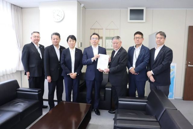 【6月30日（火）】

交通運輸サービス産業で働く仲間の組織である交運労協と共に、4月13日に政策・制度要求を国交省と関係省庁に提出しました。その後、国交省の各部局より回答が出され、私が事務局長を務める交運労協政策推進議員懇談会の議員が同席して意見交換を行ってきました。
本日午後は、交運労協の池之谷議長、議員懇談会の辻元会長らと共に、2027年度予算概算要求に関する要望書を、池光崇公共交通政策審議官に提出し、意見交換をしました。人口減少や運転手不足によりバスやタクシーなどの公共交通機関による移動が困難な「交通空白」が全国で2500以上もあります。移動の自由を確保するため、予算獲得の必要性を確認しました。

#小沢まさひと
#参議院議員
#jp労組
#交通空白
#交運労協