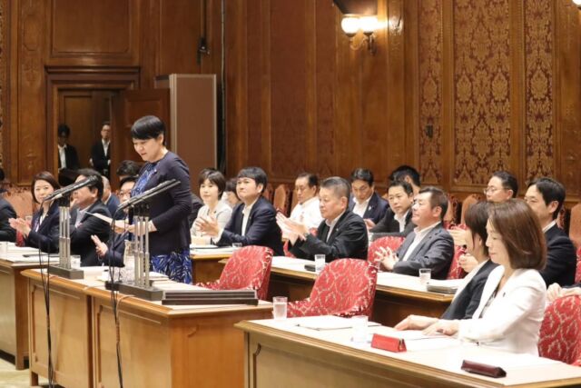 【7月23日（木）】　

「副首都法案」は沖縄・北方問題地方特別委員会で審議されておりますが、地方自治もかかわるため、総務委員会を含めた連合審査を議決しました。
沖縄・北方問題及び地方に関する特別委員会、総務委員会連合審査会では、立憲民主党から岸まきこ議員が質問に立ちました。高市総理は、議員立法である副首都法案を成立させるためだけに国会の延長を決めました。首都直下型地震よりも発生する確率が高いとされる南海トラフ大地震で被害を受ける可能性がある「大阪ありきの法案には賛成できない」と岸議員は訴えました。さらに、国家機能の維持のための重要な副首都法案は議員立法ではなく、政府が責任を持って、内閣提出法案として提出すべきだと黄川田担当大臣に迫りました。

#小沢まさひと
#jp労組
#副首都法案
#立憲民主党
#高市早苗
